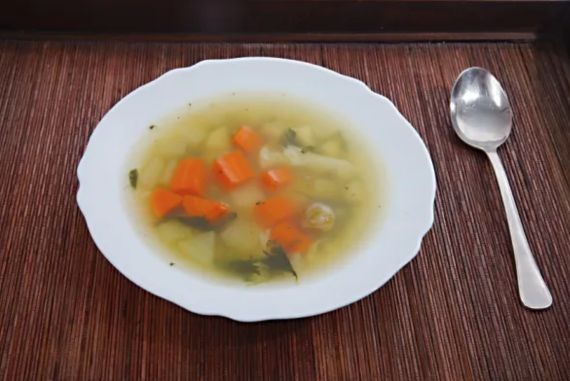 Ensalada de verduras variadas con Sopa ligera de pollo.